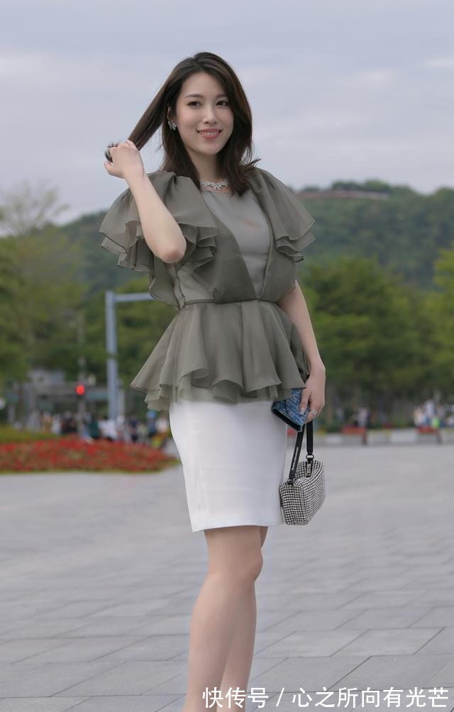 优雅 夏末初秋的职场通勤穿搭，褶皱花边上衣搭配白色半身裙，优雅大方