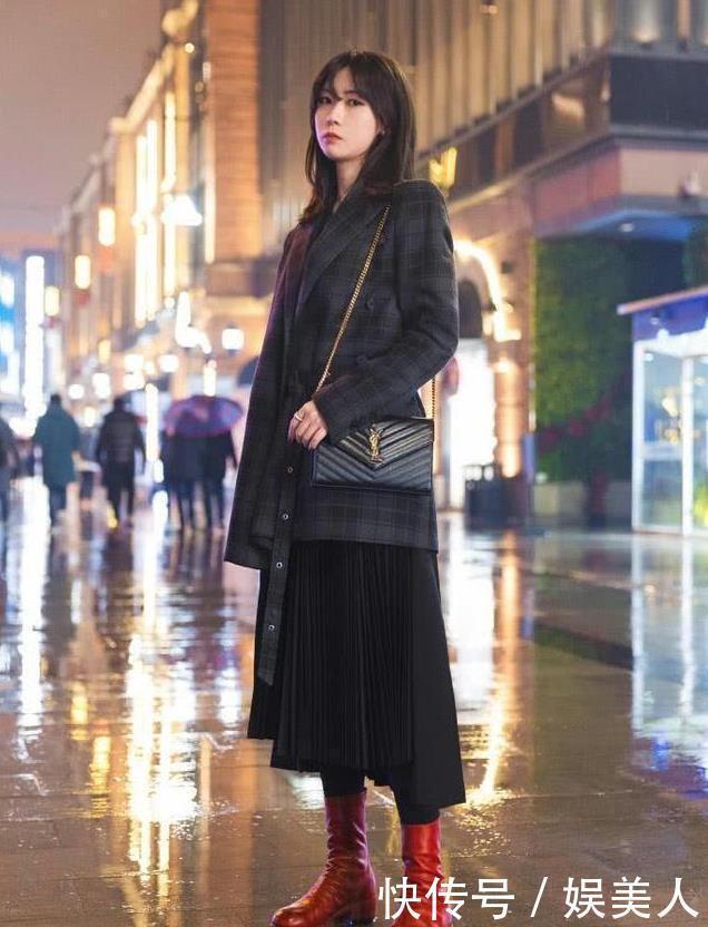 街拍黑色紧身上衣+黑色百褶裙+高筒靴,青春亮丽,美感十足