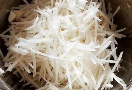 萝卜丝饼这做法最好吃，不发面也不烫面，薄皮馅多，咬一口还流汁