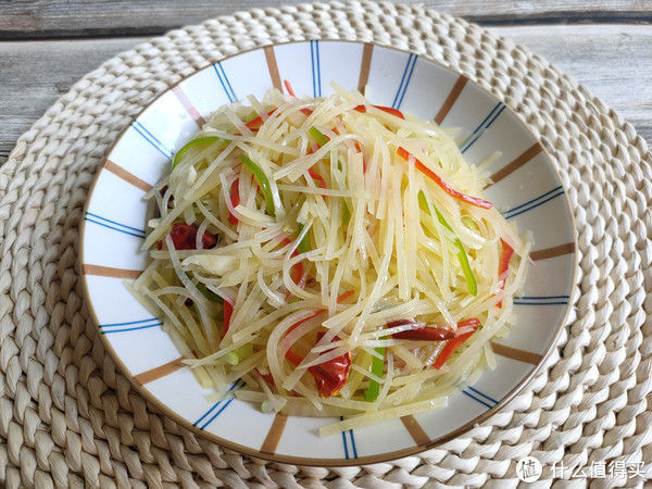 做凉拌土豆丝,别直接下锅焯水,多加一步,土豆丝脆爽入味不发黑