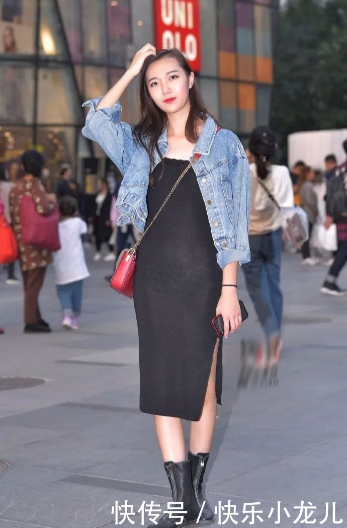小黑裙搭配牛仔外套,微卷秀发优雅的搭在肩头,潮流不失温度