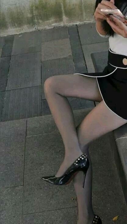 简单低调的细高跟鞋,上脚效果非常吸引人!