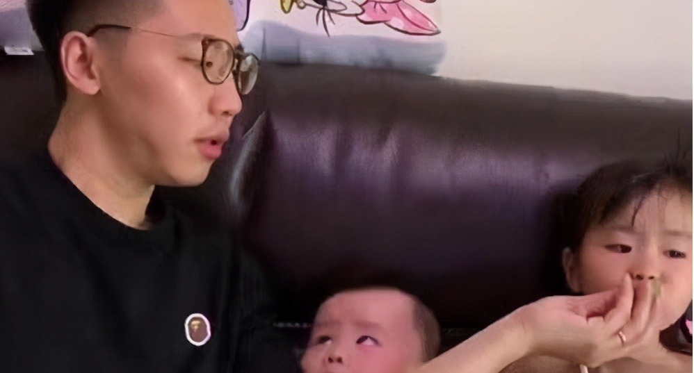 小棉袄|“偏心”爸爸火了,忽视儿子给女儿喂葡萄,儿子:我是空气吗?