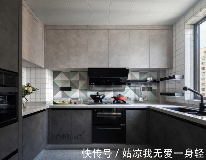 墨绿现代风，让家变得更温暖|| 过道