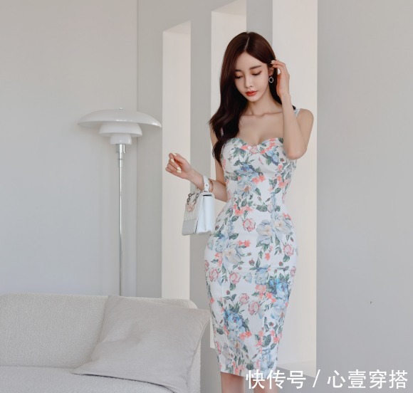 孙允珠|女神孙允珠高清时尚搭配：高贵文雅杜乐丽水彩花簇衣裙