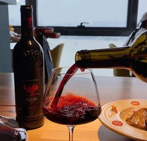 为什么网上卖的葡萄酒很便宜，七八十就可以买一箱，还是进口的？