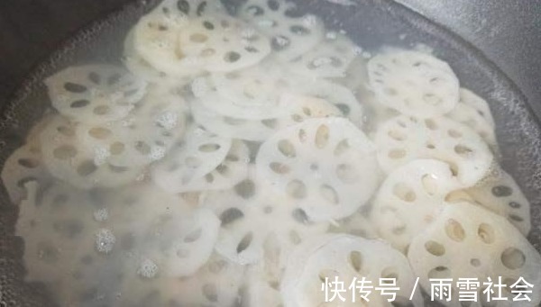 大厨|凉拌藕片总发黑怎么办大厨教你2招,藕片洁白如雪,香脆爽口!