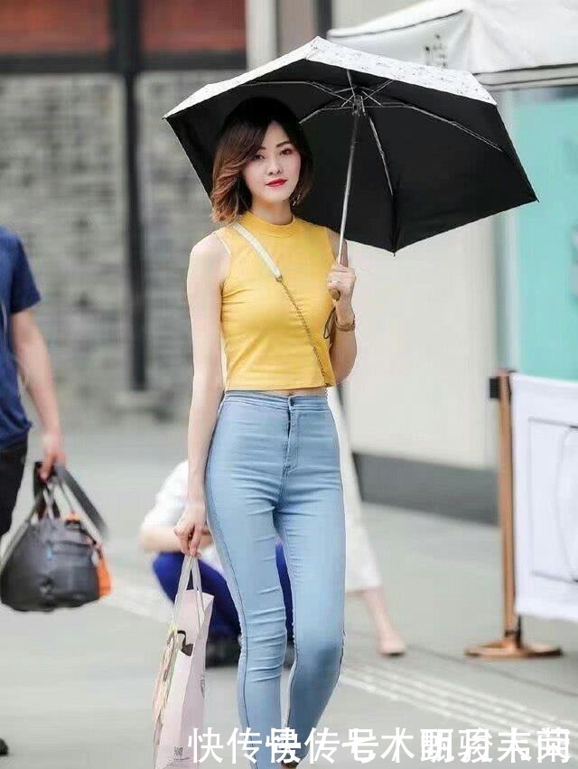 小姐姐爱穿时尚牛仔裤，勾勒的身材比例更加完美，时尚又百搭