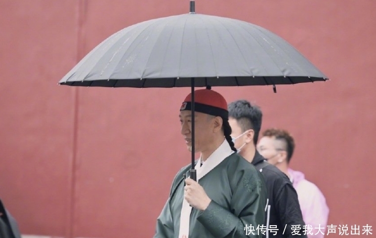 宋亚轩 《萌探探探案》横店录制,全员穿起清朝装,但唯独一人不戴头套!