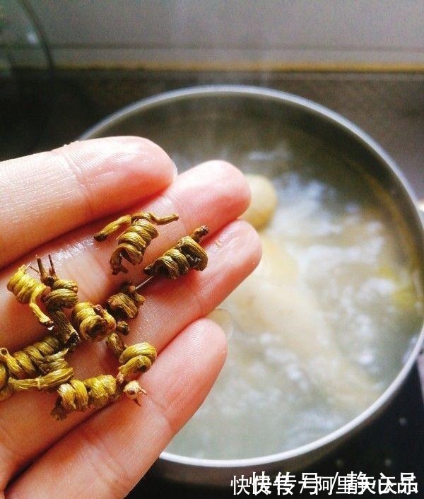 炖鸡时,放这2种调料等于白炖!很多人都不知道,难怪肉柴又腥气