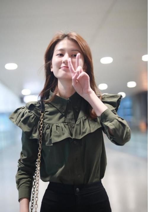 厉害了乔欣，荷叶边衬衫配修身裤勒出巴掌腰，“漫画腿”真实存在