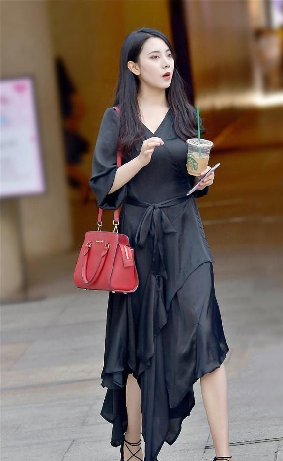 初秋的连衣裙要这样穿,既有质感又提升气质
