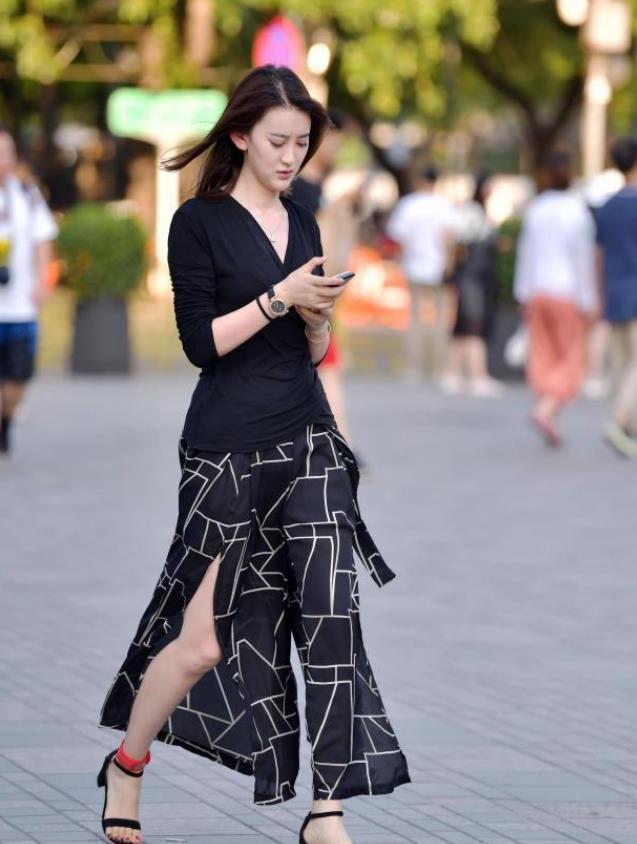 街拍小姐姐黑色短款瘦身连衣裙,搭配波点蝴蝶结凉拖,非常清凉