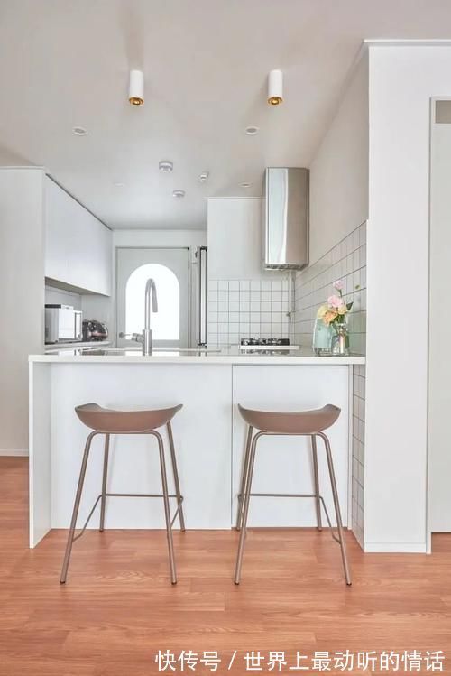 衣帽间|84平婚房,进门就被迷住了,不装电视不要餐厅,布置完好暖心