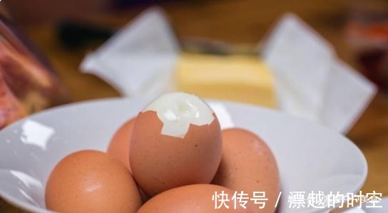 白水煮鸡蛋时，别傻傻只会用凉水激，多加“1步”，壳一碰就掉！