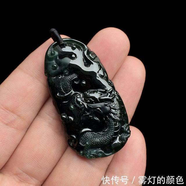 乍一看是“黑色石头”,仔细一看原来是墨翠,墨翠怎么选购