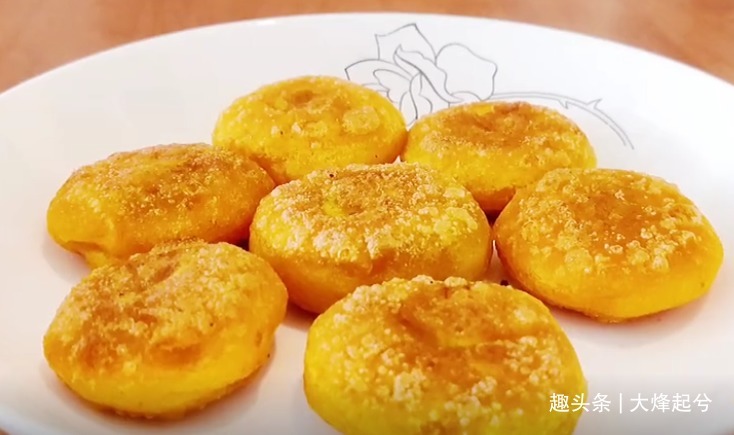 南瓜饼的家常做法，口感软糯香甜，简单易学，早餐给孩子吃