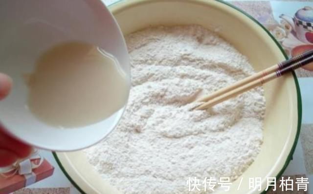 面团|无论是蒸包子还是蒸馒头，发面时加点“它”10分钟就能发满盆