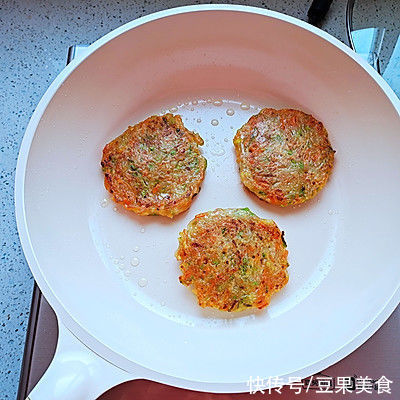 西葫芦煎饼|两块钱搞定一道家常美食西葫芦煎饼