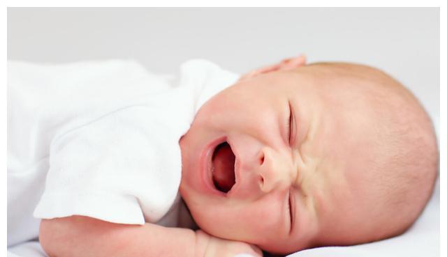 外面的世界|婴儿时常“蹬腿”,父母不要只顾着夸可爱,其中的深层原因别忽视