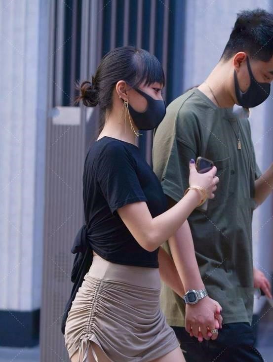 包裙 清新的美女,身穿黑色的T恤搭配修身包裙,展现出优雅有活力的美
