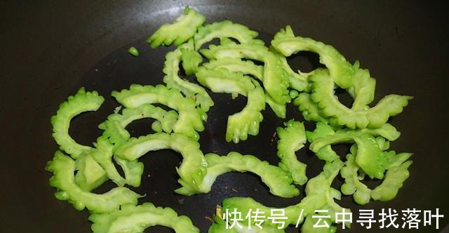 苦瓜|快手简单的家常菜，辣白菜苦瓜炒鸡蛋，美味好吃，炒一炒就做好！