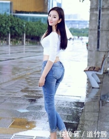  展现出|娥娜翩跹紧身牛仔裤美女，展现出优雅的身姿，网友：太有魅力！