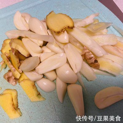 这样做蒜苔麻辣鸭丝，隔壁小孩都馋哭了