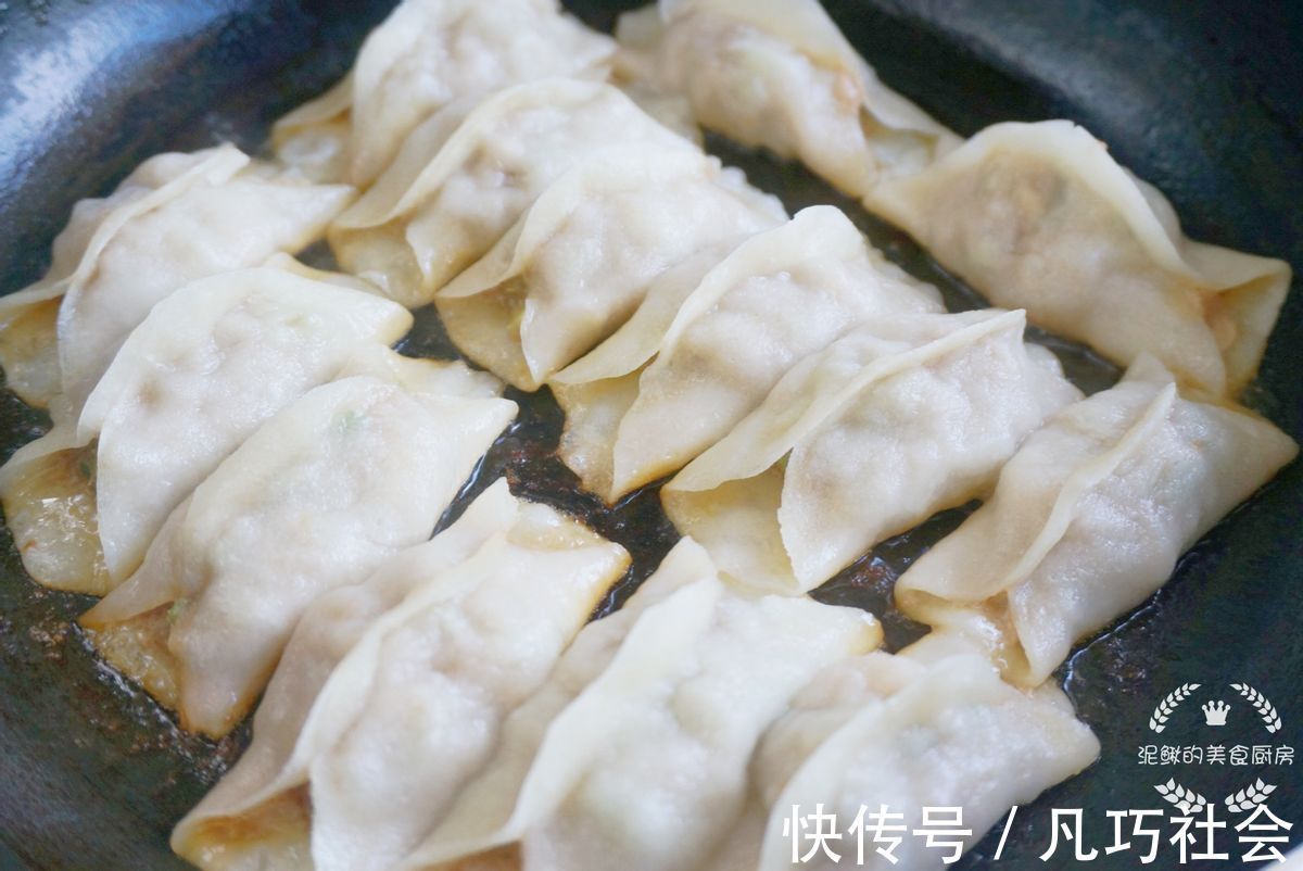 芹菜锅贴|又香又脆的牛肉芹菜锅贴，美味可口，制作简单