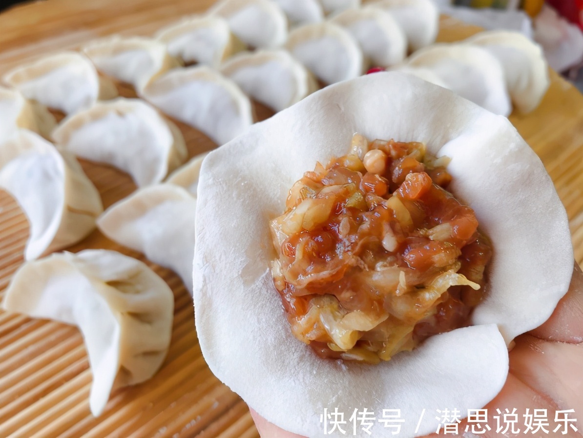 拌饺子馅，先调味还是后调味做对了，饺子鲜嫩多汁，入味还不腥