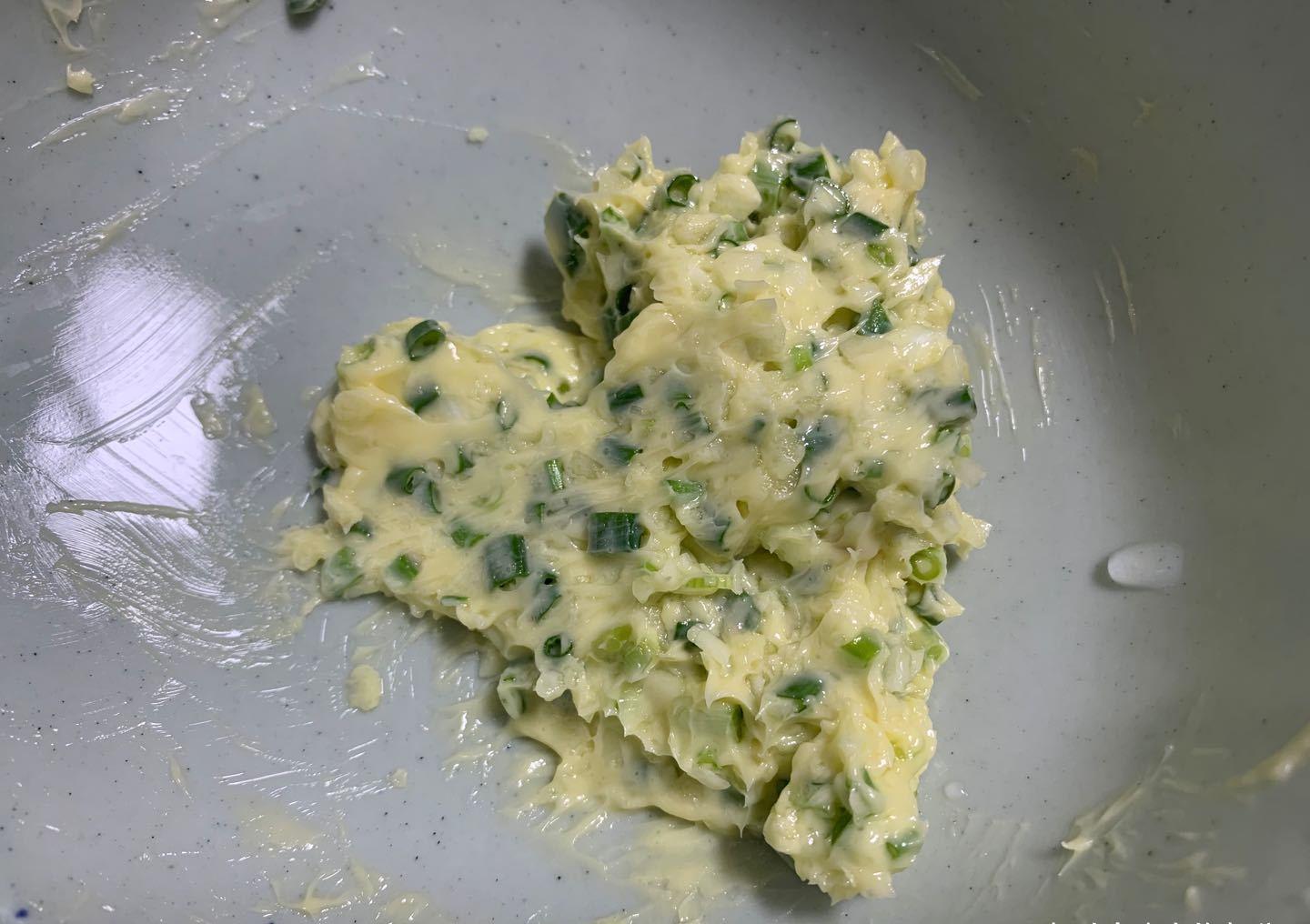 黄油25克|分享一款面包真独特,蒜香浓郁松软拉丝,吃一口就停不下来