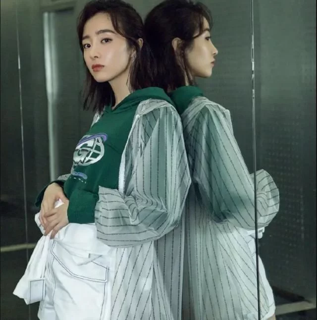 胡冰卿剧红人不红?这满满少年感穿搭,早该翻红了!插图2 胡冰卿剧红人不红?这满满少年感穿搭,早该翻红了!插图2