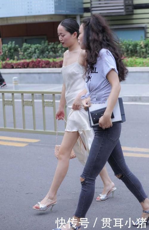 尽显|春季轻熟风的穿搭,奶白色绸缎吊带裙+高跟拖鞋,尽显国际大牌范