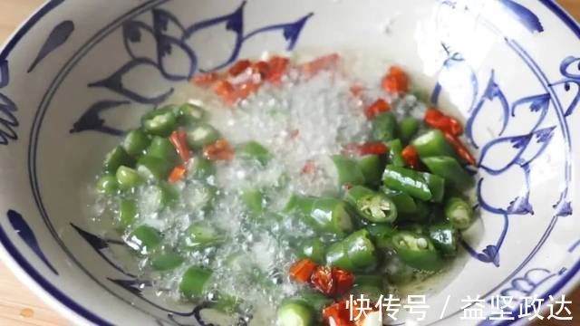 黄瓜我家从来不凉拌，都是炝着吃，比肉还下饭，懒人做法吃着也香