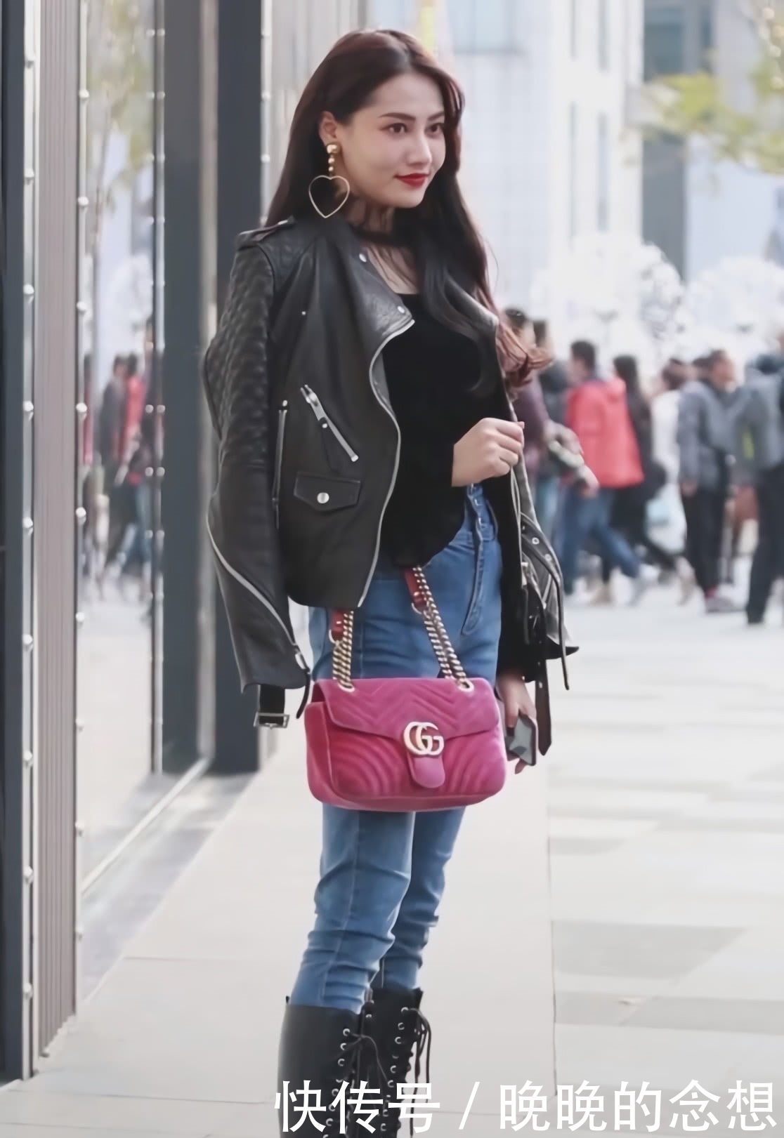 美女这“牙签腿”太牛了,烂大街的裤子也能穿出高级感,服气!