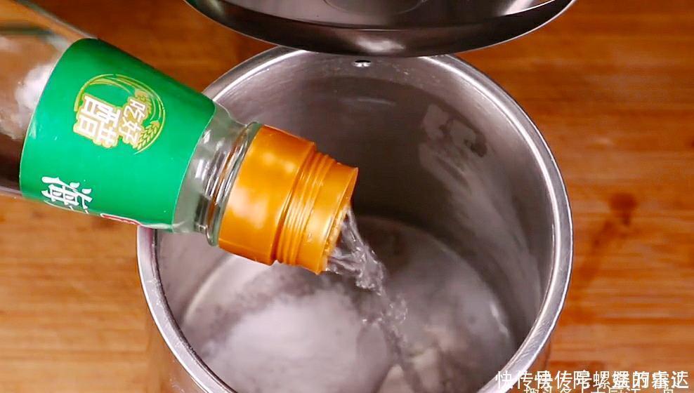 不管水壶水垢多厚，大厨教你一招，水垢快速去除，方便又卫生