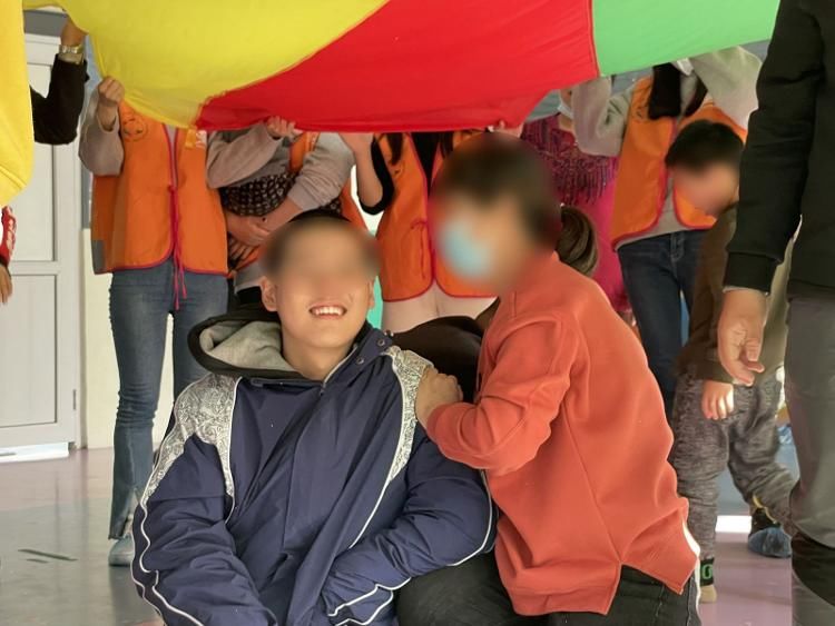 孩子们@青岛：围住温暖预见爱！星星闪耀“趣”运会点亮蓝色星河