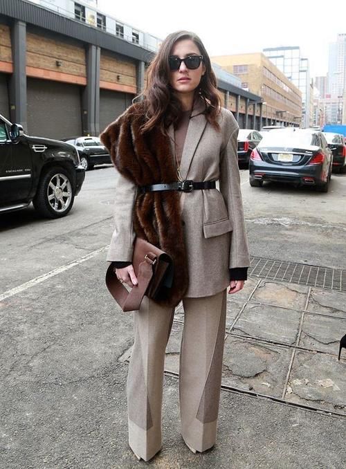 早春火了一种穿法叫：拖地裤＋外套，时髦显腿长，小个子也合适