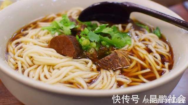 煮面条时，掌握3个诀窍，煮出来的面条香浓耐嚼，不粘锅也不成坨