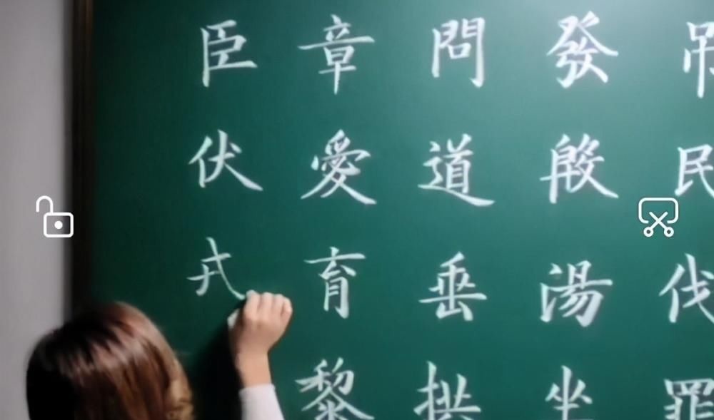 同行们@女教师秀粉笔字，一手精湛的欧楷，点画劲挺，让同行都羡慕不已