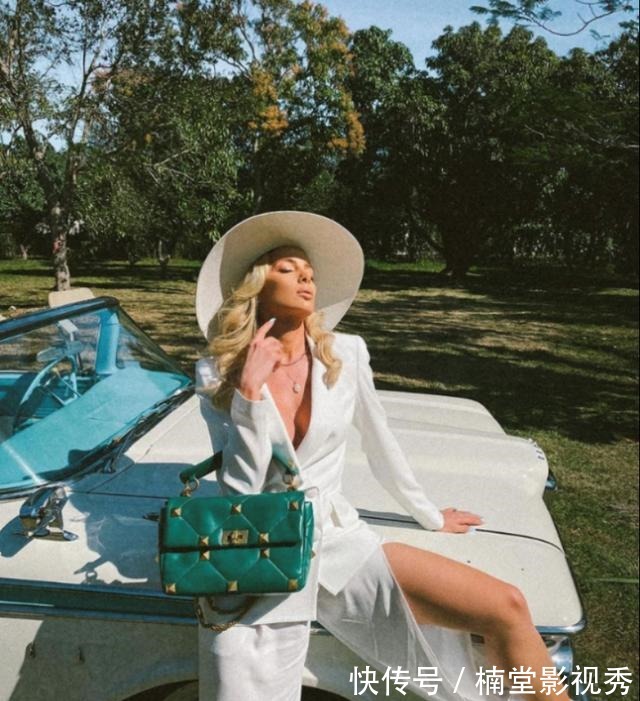 valentino 偷师INS网红的时髦拍照秘诀,原来是因为背了这只包!