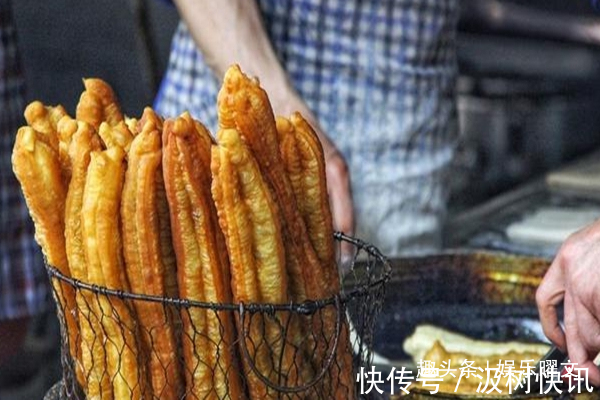 面团|自己做的油条加酵母是大忌，教你一点，油条蓬松又好吃