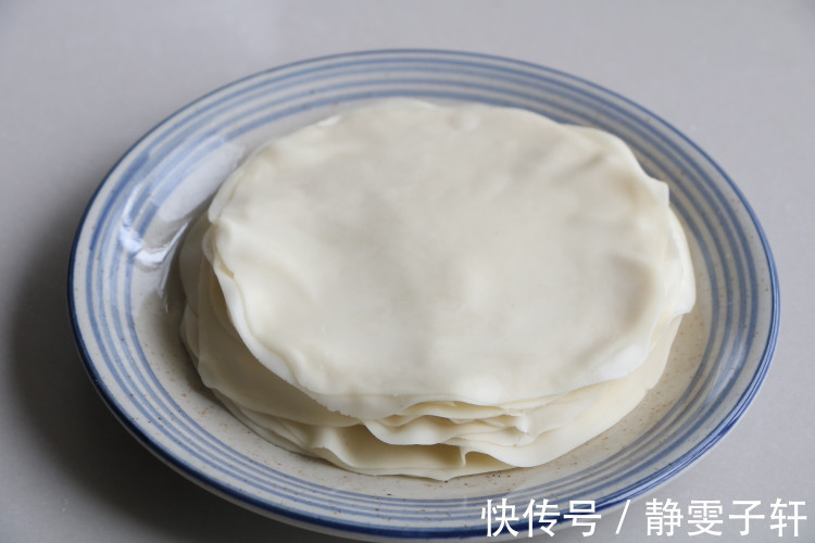 一把韭菜5斤饺子皮，做懒人早餐，比韭菜盒子好吃，一口气吃10个