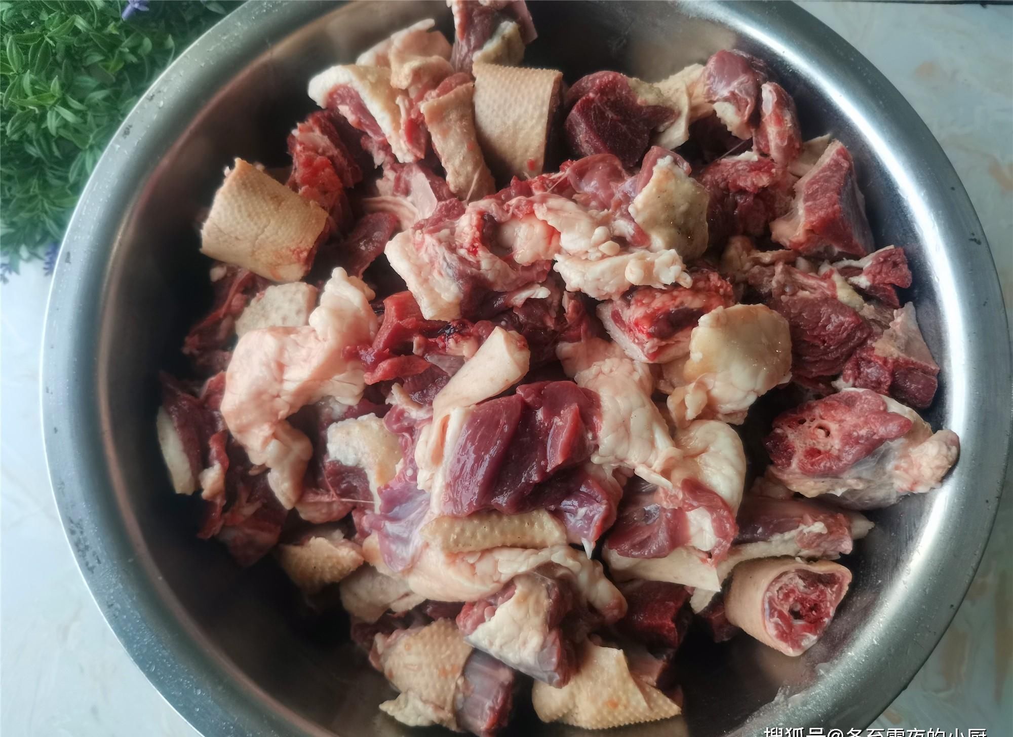  大鹅炖不烂，味道还腥？教你东北农家铁锅炖大鹅，软烂入味还不腥