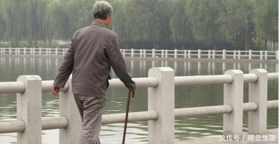 老年人|年纪越大,膝盖老化越严重,与其吃大把钙片,不如多吃3种食物