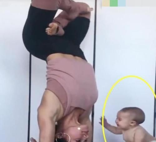 宝宝|妈妈在家练倒立瑜伽，宝宝的举动太萌了，让妈妈忍不住笑了