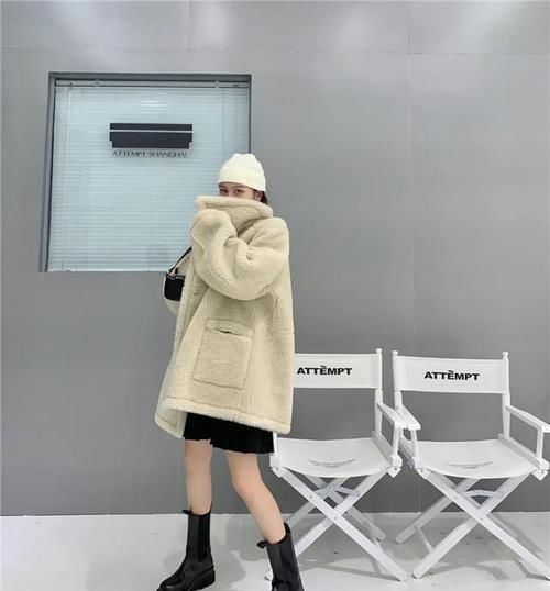 吊打大衣、羽绒服的外套来了，时髦又保暖，实至名归的“衣王”！