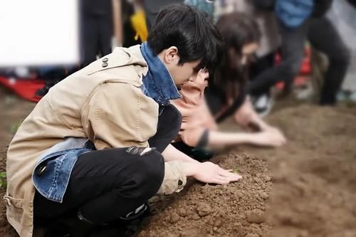 王牌对王牌公益行，华晨宇种苗护苗超有爱，像极了一个小朋友