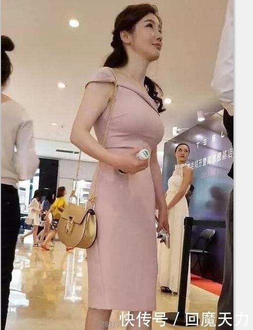 甜美|街拍:妩媚靓丽时尚甜美的小姐姐,穿上这套装美嫩又好看!