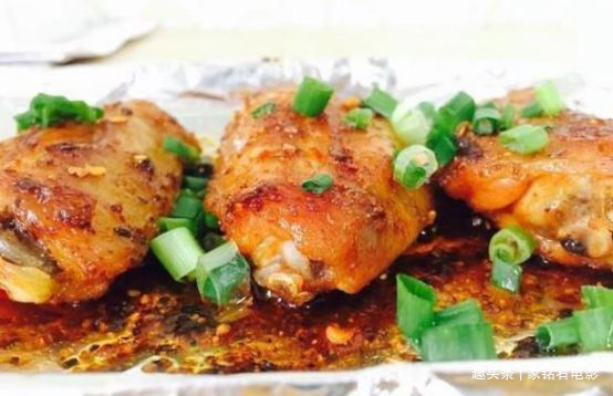 美食推荐香辣烤翅、辣椒小炒肉、西芹炒蘑菇、鸡蛋酿肉丸的做法